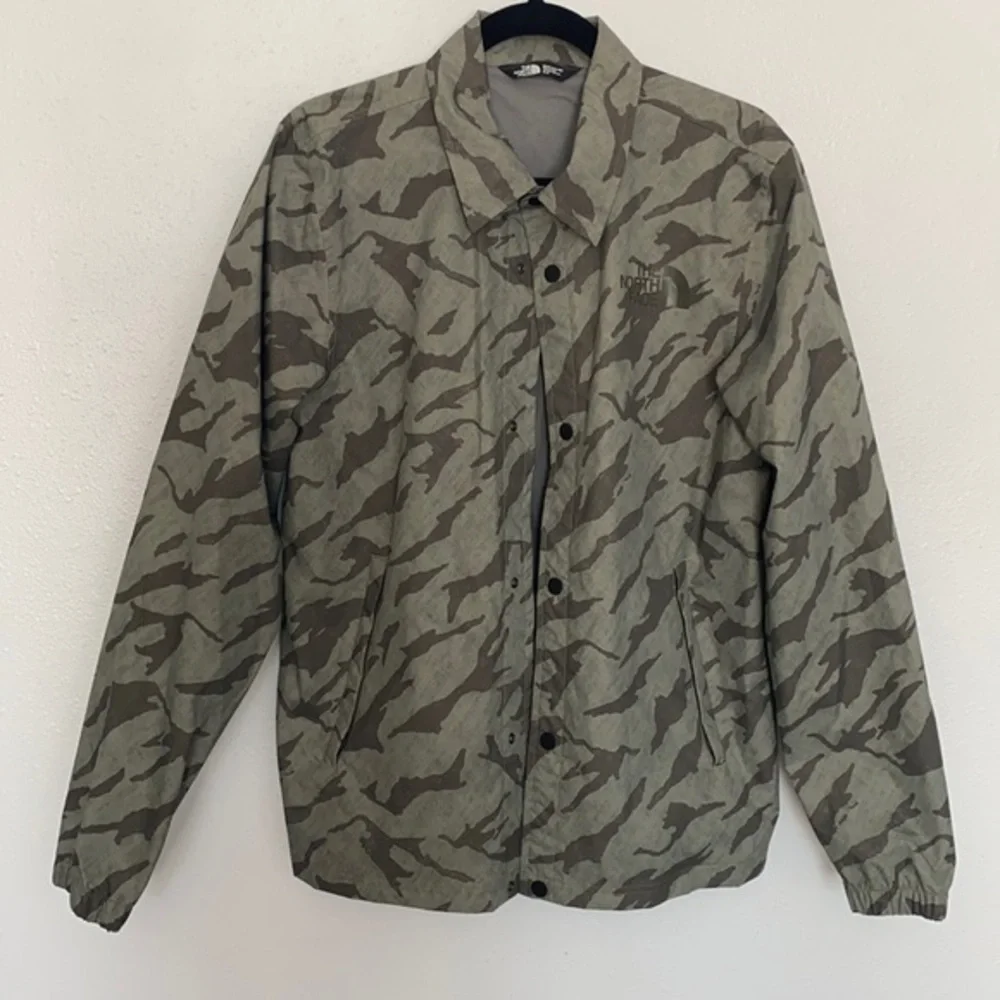 Men’s the north face camouflage windbreaker